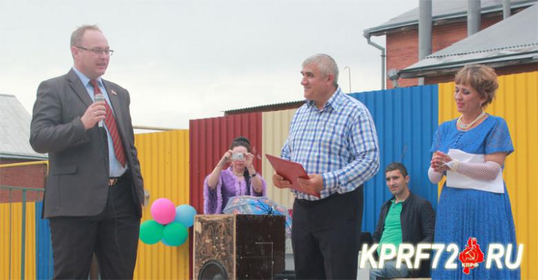Депутат-коммунист Юрий Юхневич принял участие в открытии детской площадке в пос. Метелёво