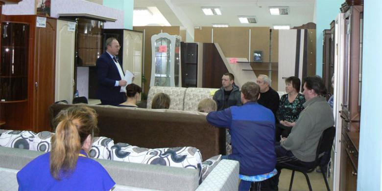 Юрий Юхневич встретился с трудовым коллективом мебельного салона