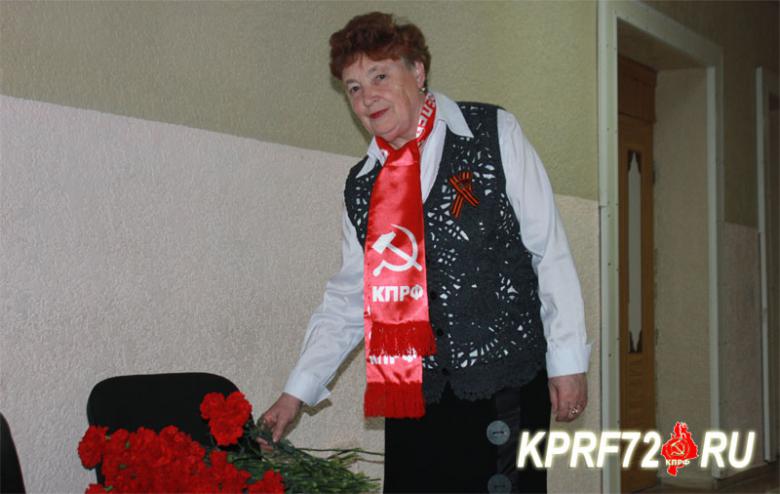 Триста гвоздик для победителей! Тюменские коммунисты поздравили ветеранов