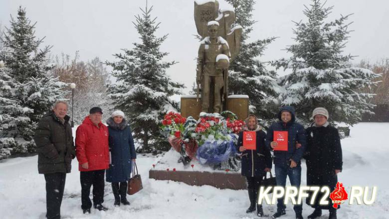 Коммунисты Тюменского райкома провели автопробег в честь 100-летия Великого Октября