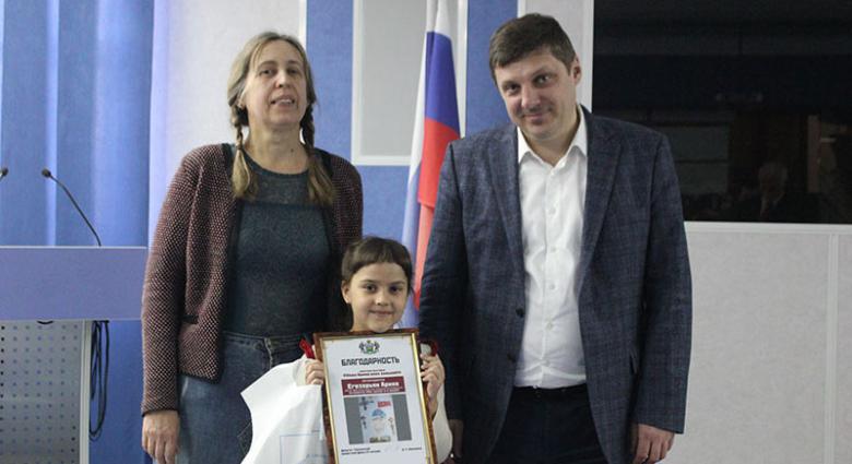 Иван Левченко наградил победителей конкурса детского рисунка