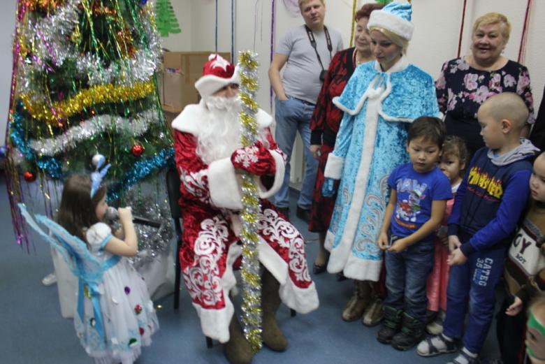 30 декабря в Тюменском обкоме состоялось новогоднее представление для детей