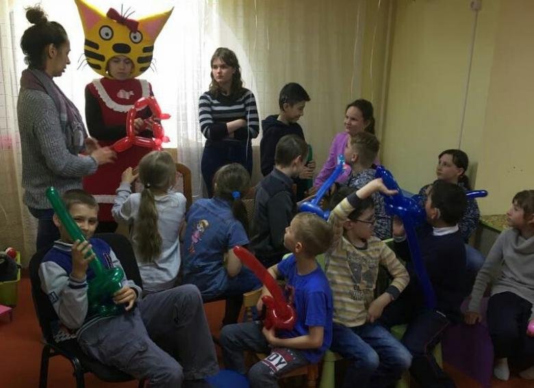 Коммунисты Калининского района г. Тюмени подарили праздник воспитанникам детского центра
