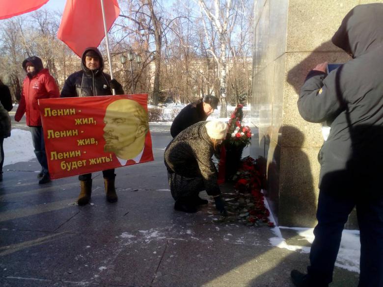 22 января коммунисты Тюмени и Тюменского района возложили цветы к памятнику вождя мирового пролетариата Владимира Ильича Ленина