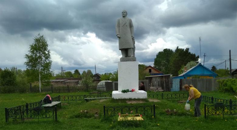 Коммунисты Тобольского района провели субботники у памятников вождю