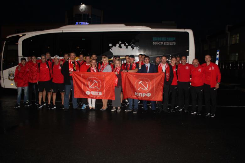 Тюменские коммунисты торжественно встретили команду КПРФ по мини-футболу из Москвы