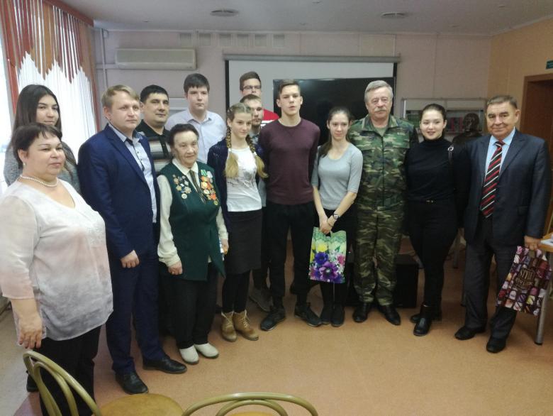 Встреча ветеранов со школьниками Калининского района, посвященная 100-летнему юбилею Октября, состоялась в Центральной городской