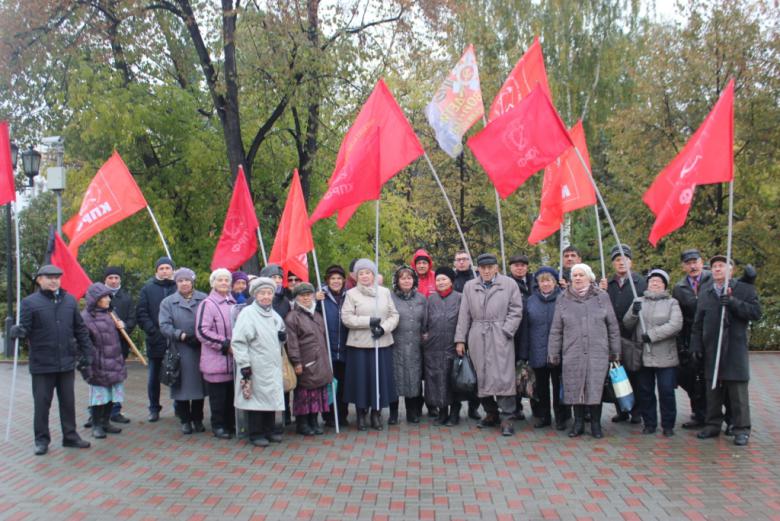 Тюменские коммунисты провели пикет в память о защитниках Советской власти в октябре  1993 года