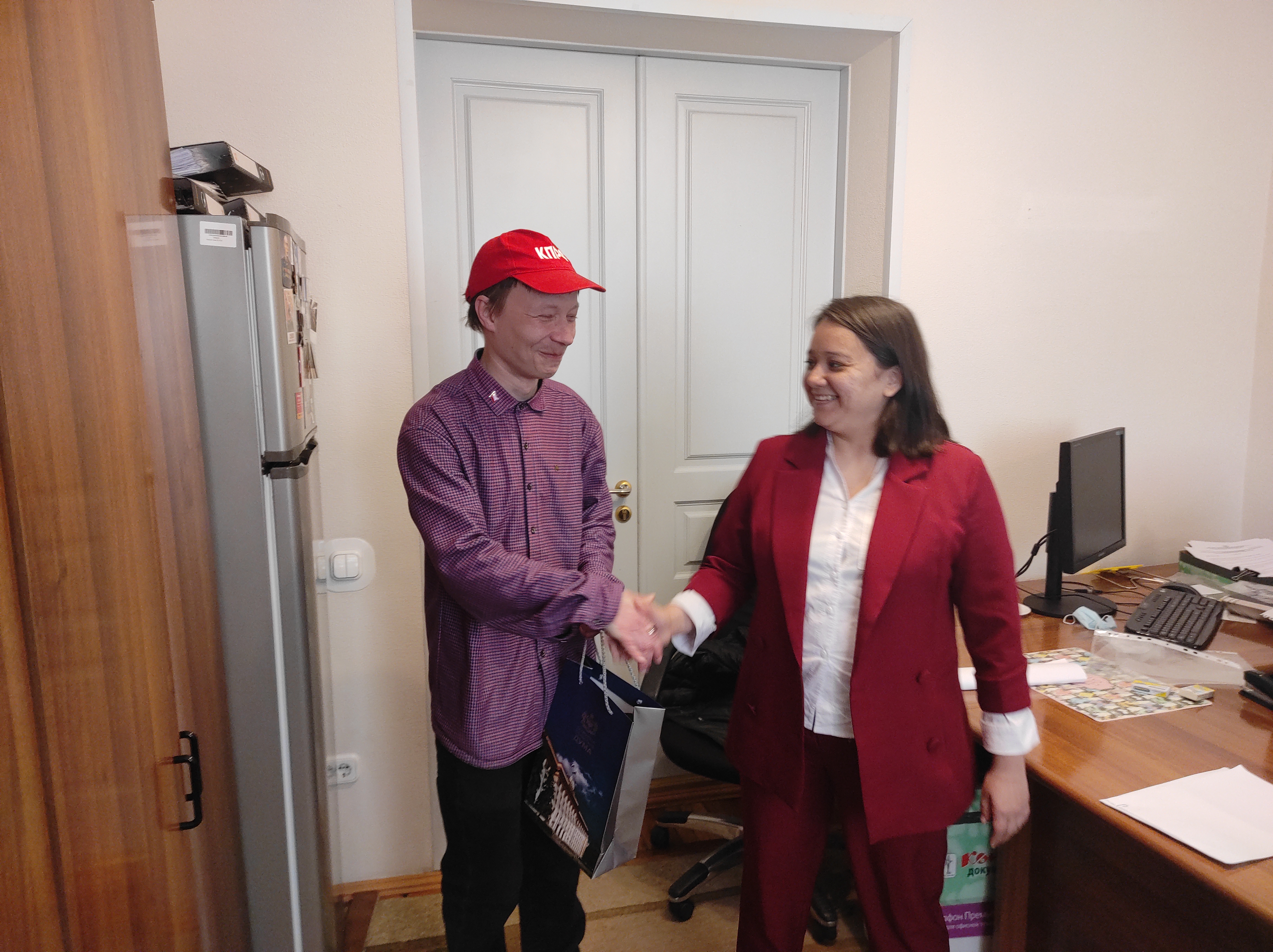 Регина Юхневич вручила памятный подарок активисту Центрального райкома КПРФ г. Тюмени