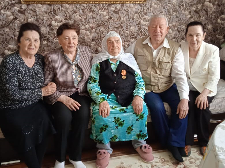 Тамара Казанцева поздравила со 100-летием ветерана труда из д. Тураева Тюменского района