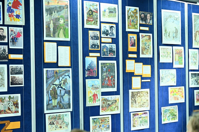 Иван Левченко наградил участников конкурса рисунков «Дети войны»