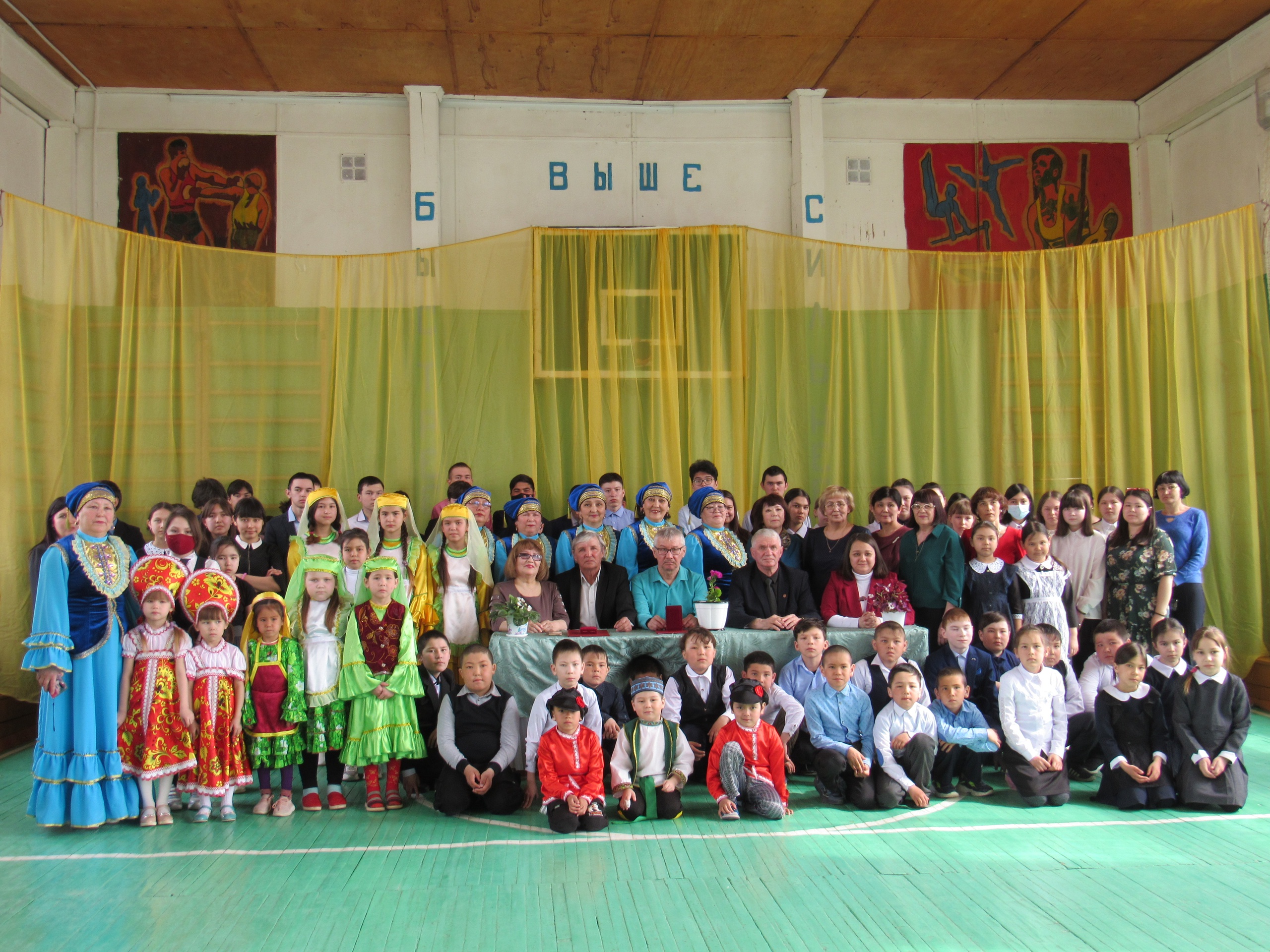 Регина Юхневич вручила Почётные грамоты Тюменской областной Думы учителям Карагайской школы