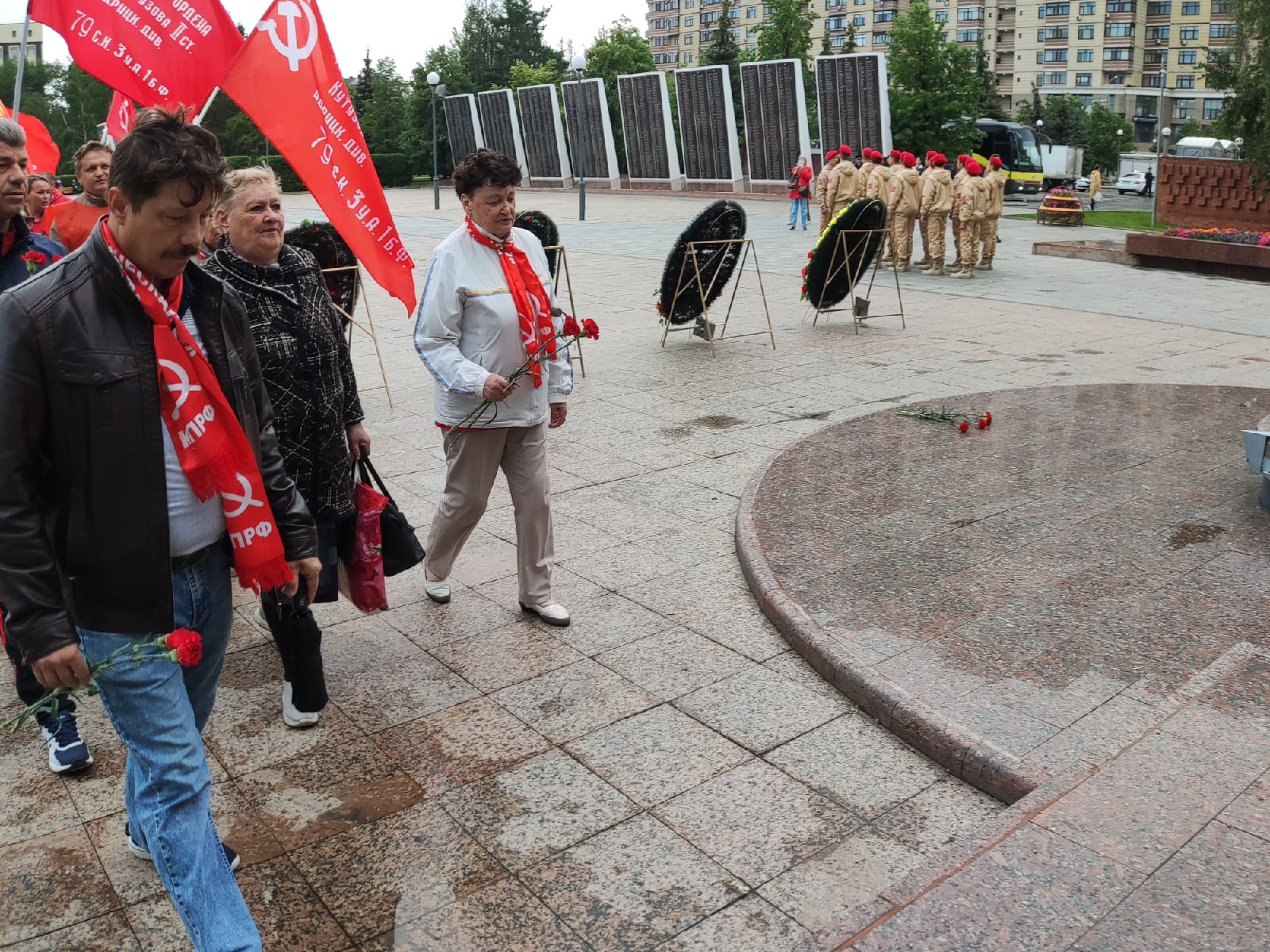 Тюменские  коммунисты возложили красные гвоздики к мемориалам 