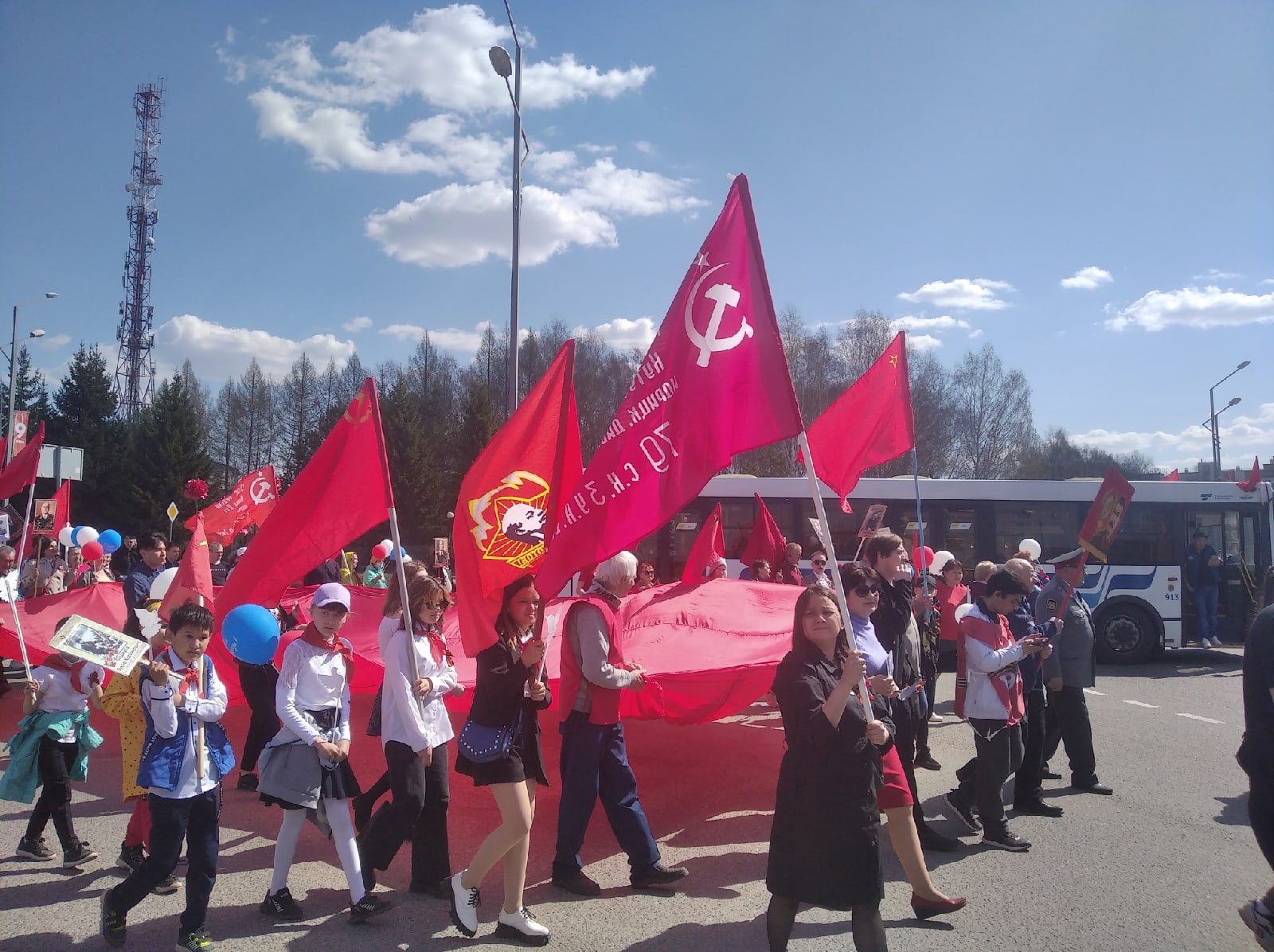 Тобольские коммунисты приняли участие в праздничных митинге и шествии, посвящённых Дню Победы