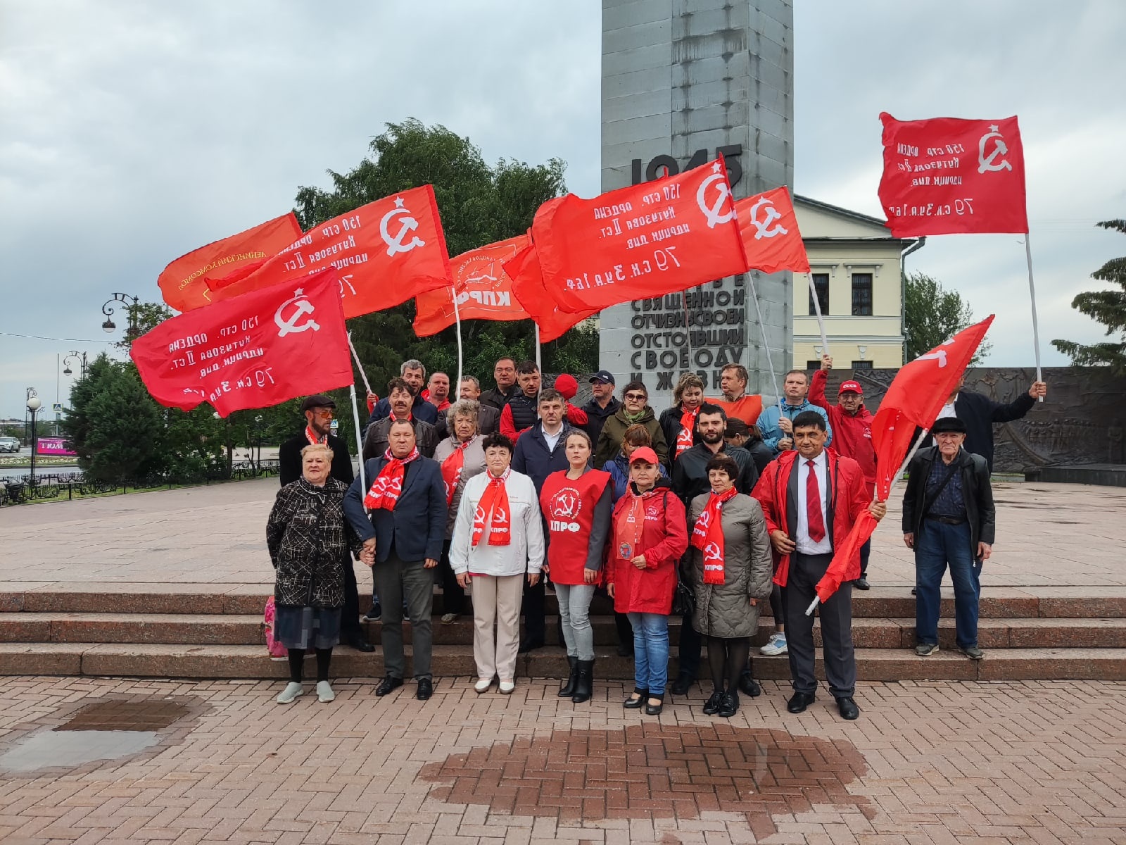 Тюменские  коммунисты возложили красные гвоздики к мемориалам 