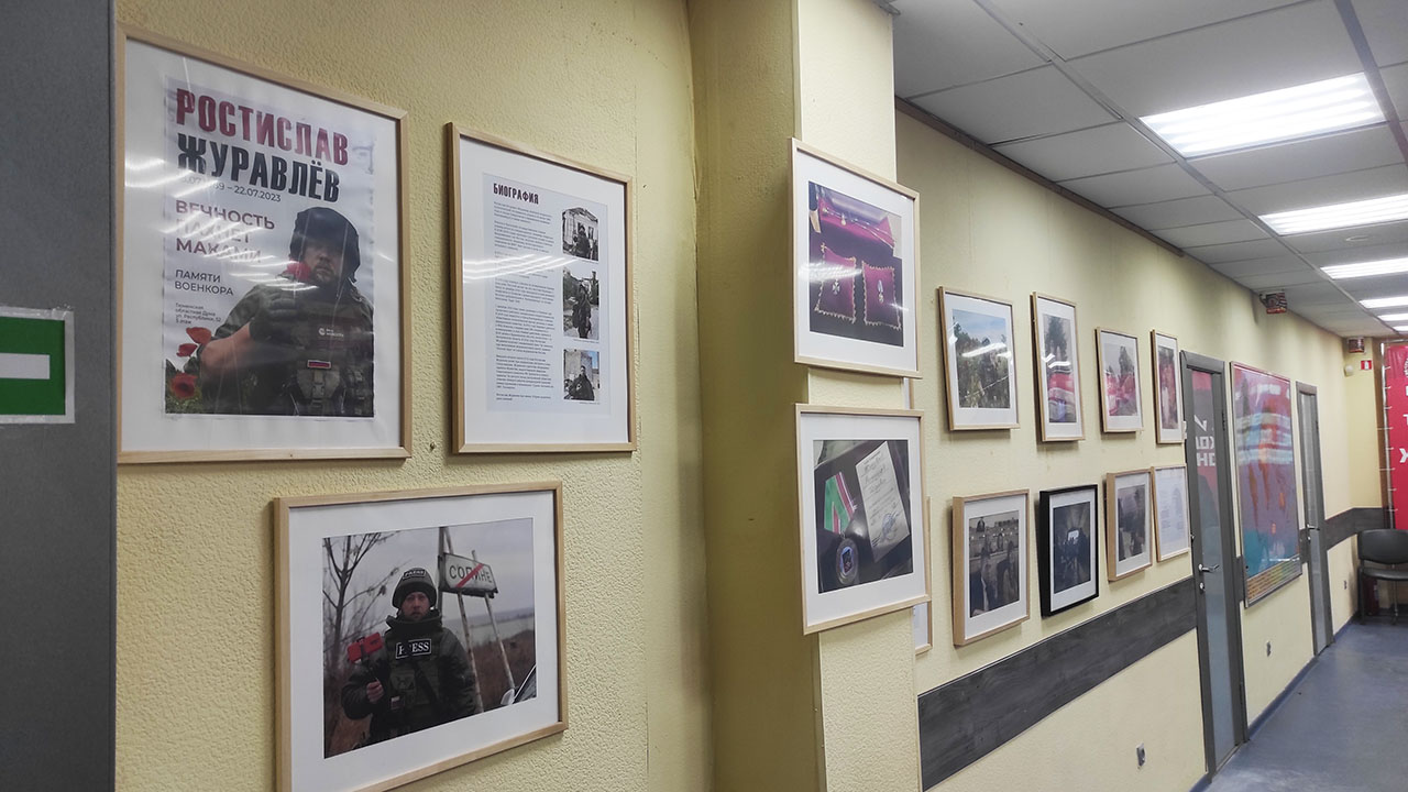 Выставка памяти Ростислава Журавлёва экспонируется в Тюменском областном отделении КПРФ