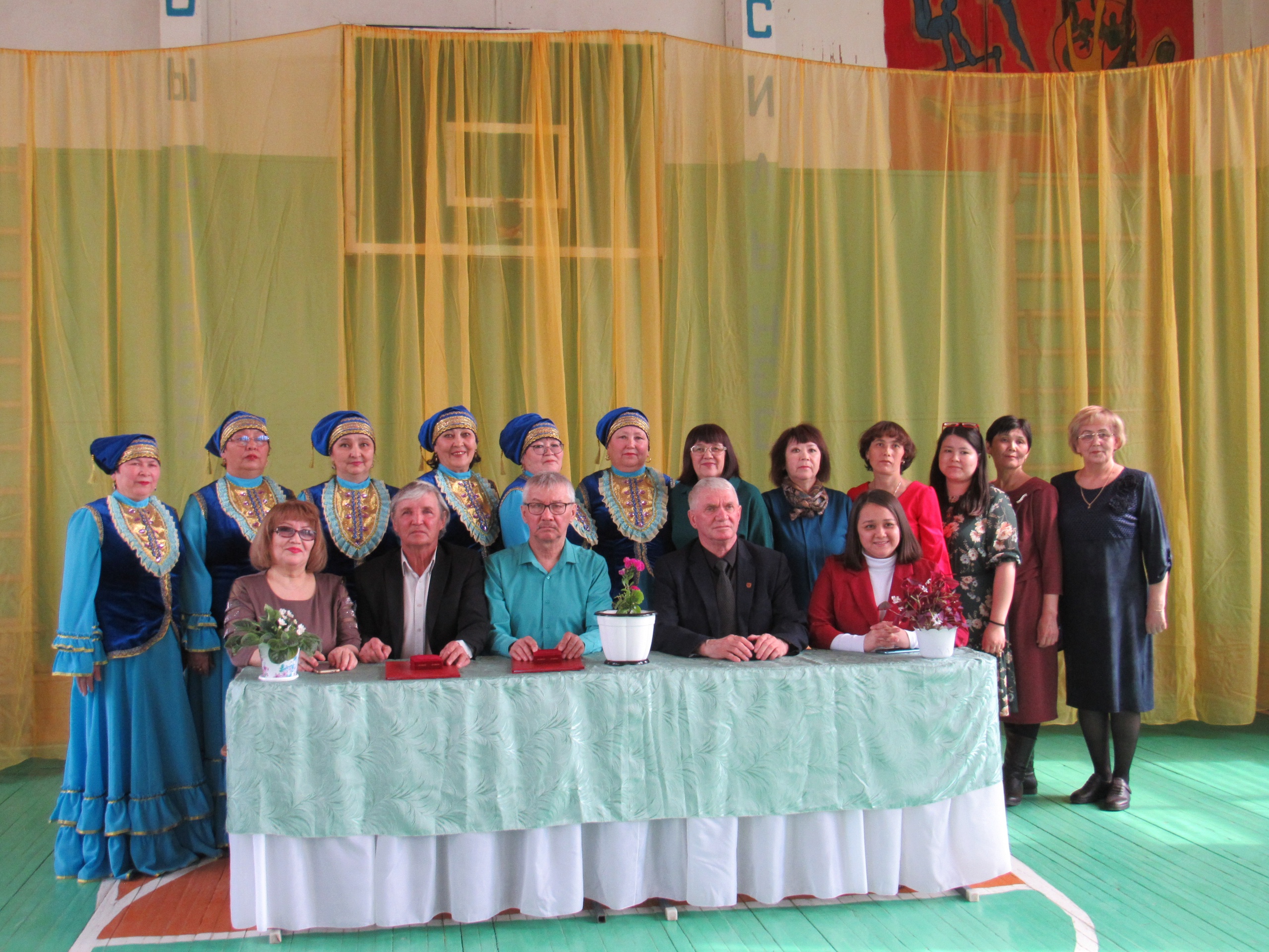 Регина Юхневич вручила Почётные грамоты Тюменской областной Думы учителям Карагайской школы