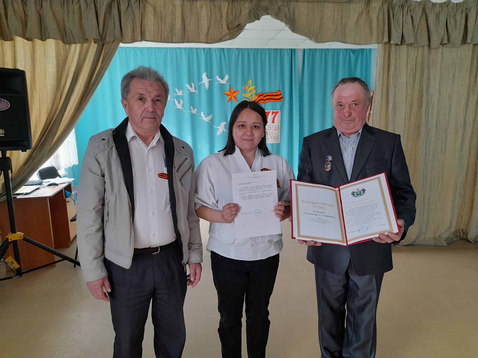                                                 Регина Юхневич провела приём граждан в с. Малая Зоркальцева и вручила заслуженную награду жителю п. Ингаир Тобольского района                                        