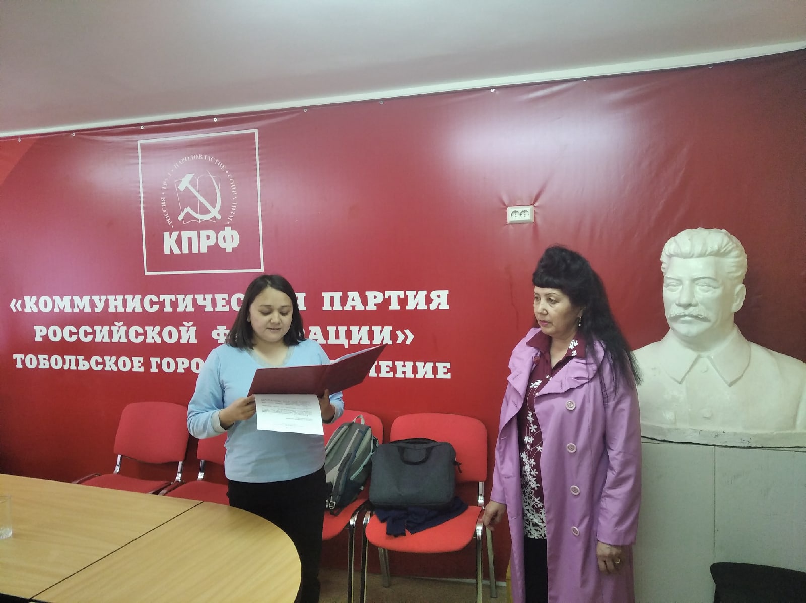 Регина Юхневич вручила Благодарственное письмо областной Думы заслуженному педагогу