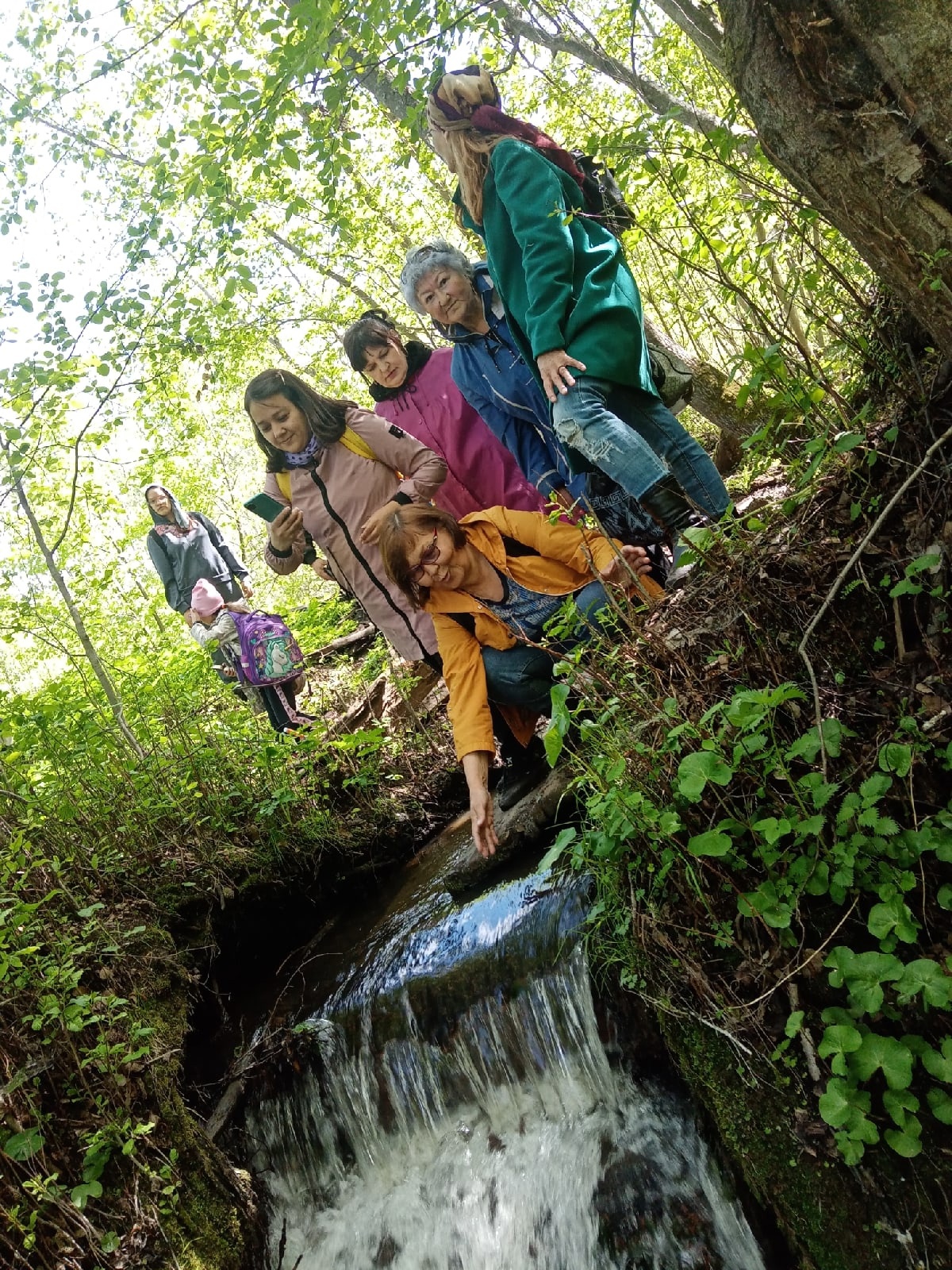 В День защиты детей пионерский отряд из Тобольска направился в поход к водопаду