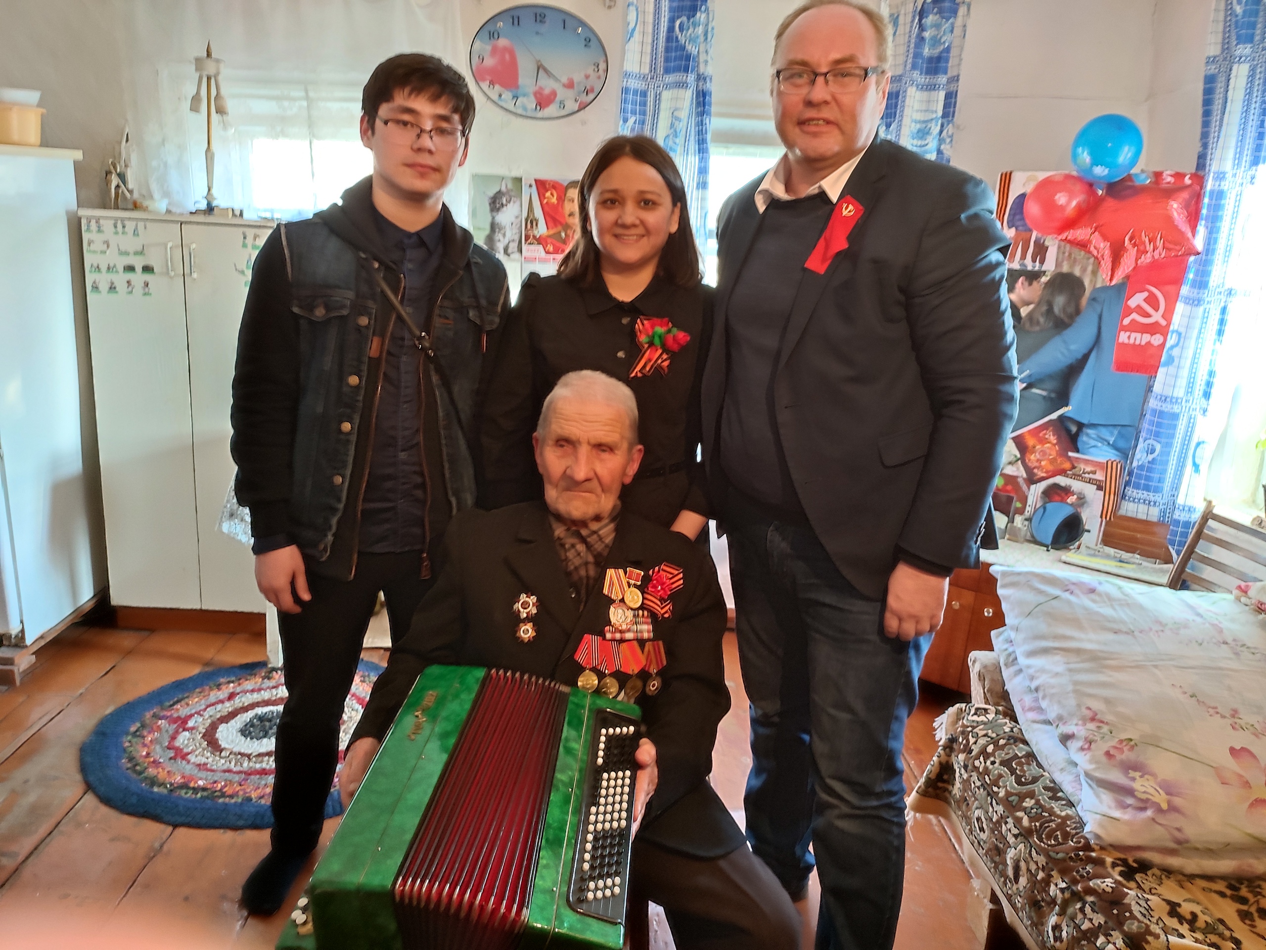Регина Юхневич поздравила ветерана Великой Отечественной войны с Днём Победы